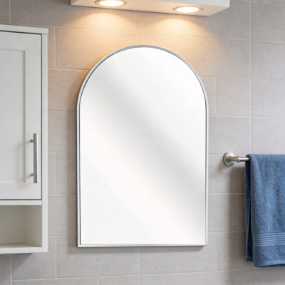 Miroir de salle de bain 24 po x 36 po avec cadre en métal argenté arqué pour le mur. (W2203134098)