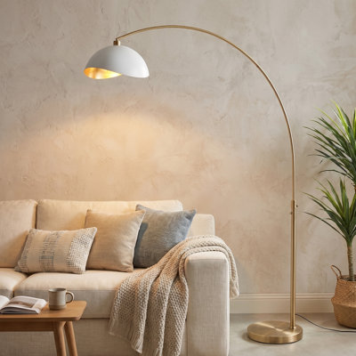 Lampe à arc 92 po Luna Bella - Laiton patiné, base en acier patiné, demi-dôme blanc / doré, à intensité variable, ampoule incluse