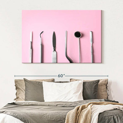 Outils dentaires sur fond rose