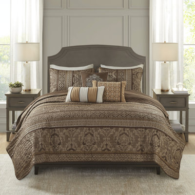 Courtepointe très grand / très grand - brun / doré Fabriqué à partir de. Feuille, rayures et motifs. Comprend 3 coussins décoratifs. Pratique lavable à la machine avec des coussins brun et doré. Tissu. Réversible pour un décor différent