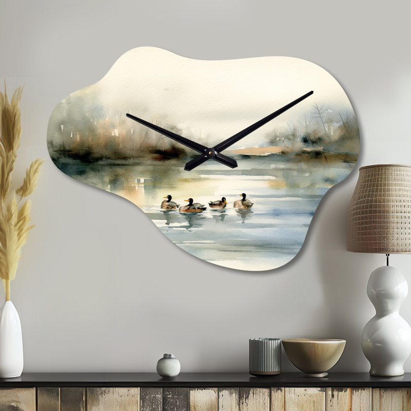 «Ducks in Pond II» - Horloge murale asymétrique en métal, impression de nuage blanc, Grand