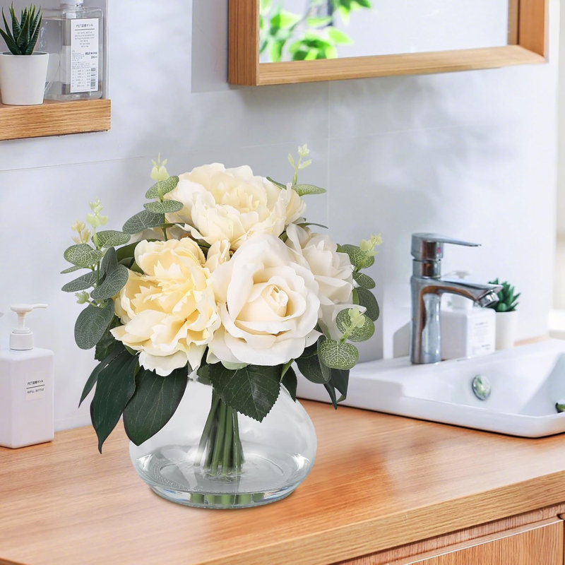 Roses et pivoines artificielles dans un vase en verre avec de l'eau artificielle pour les centres de mariage, Champagne