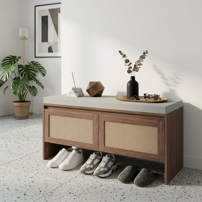 Banc de rangement à chaussures en imitation rotin PP, banc d'entrée en bois avec assise rembourrée, banc à chaussures à 2 portes pour couloir, vestibule ou chambre.
