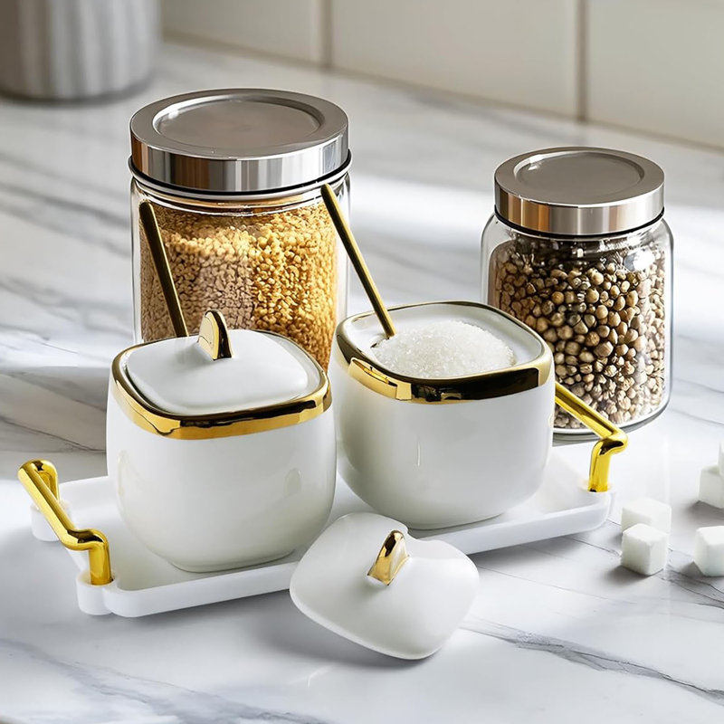 Ensemble de 2 pots à épices en porcelaine à garniture dorée avec cuillère à couvercle et plateau de rangement