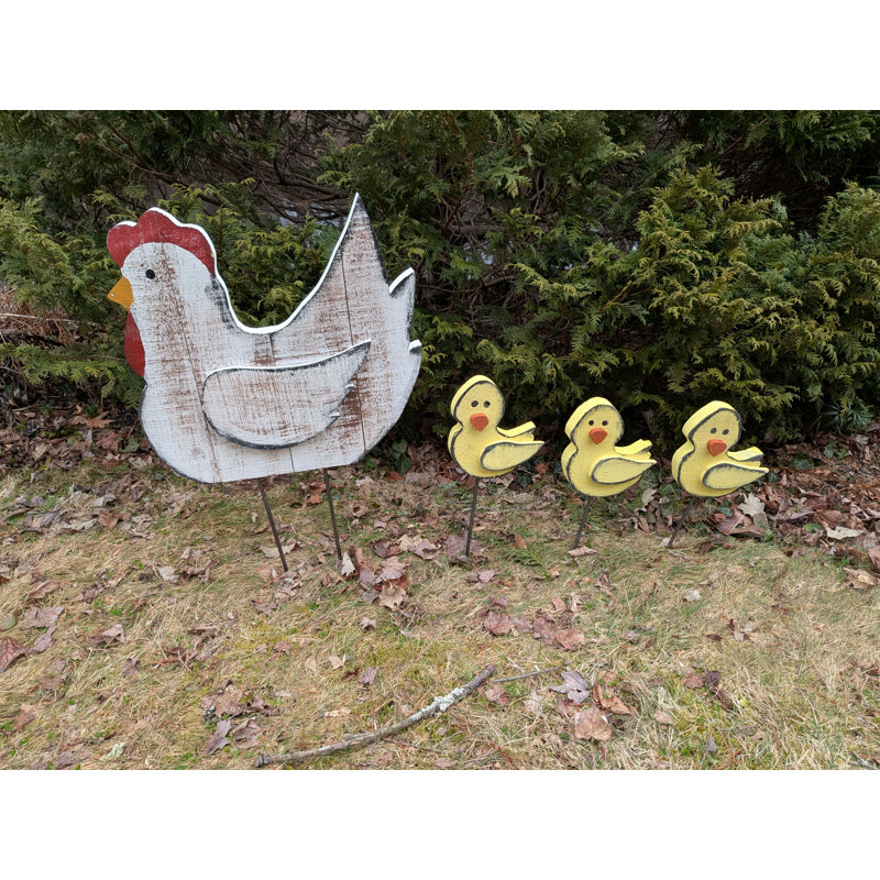 Mère poule et 3 poussins sur des tiges en métal