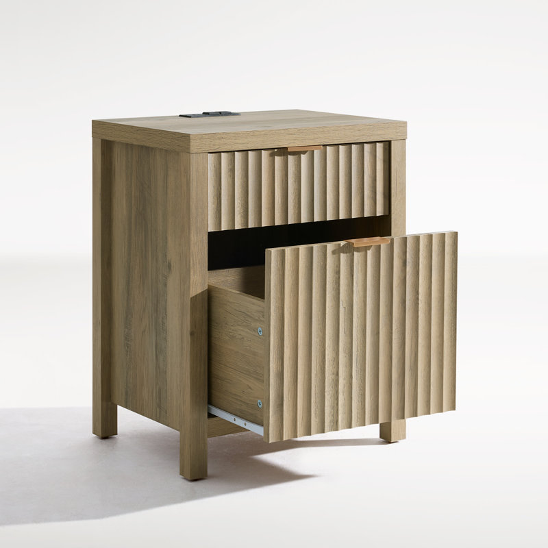 Table de chevet cannelée à 2 tiroirs avec prises intégrées Arrilla, Chêne sablé