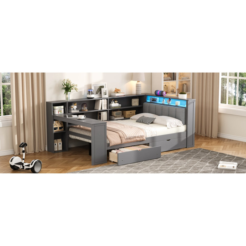 Lit double en bois gris avec tablettes de rangement, tiroirs, charge intégrée, éclairage à DEL et une tête de lit avec plateforme de rangement, station de charge et bureau rembourré