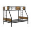 Lit superposé simple au-dessus d'un lit double en métal avec structure en bois de style industriel avec panneaux en bois et garniture cloutée