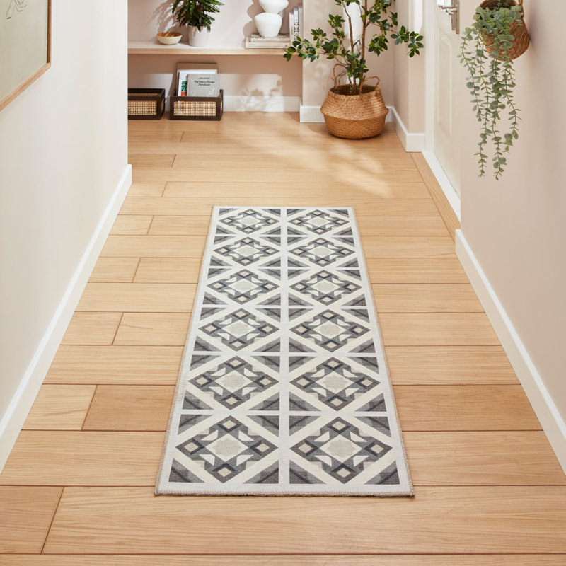 Victoria Area Rug, Runner 2' x 5'6"
