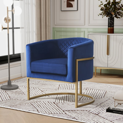 Fauteuil demi-tonneau rembourré en velours moderne avec structure en métal doré et dossier incurvé