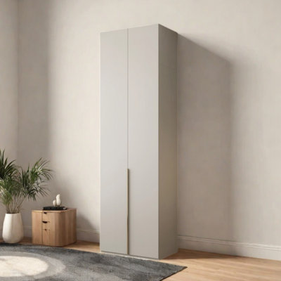 Garde-robe simple de couleur unie