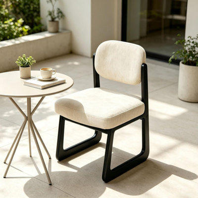 Ensemble de 2 chaises de salle à manger en bois massif, recouvertes de tissu crème, avec accoudoirs rembourrés et dossier ergonomique. Chaises d'appoint noires modernes pour la cuisine, le bureau, la chambre à coucher et le salon.