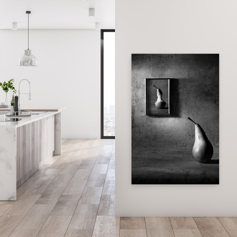 Poire et reflet - Affiche murale contemporaine surréaliste et dramatique représentant des fruits, H 48 po x l 32 po