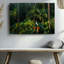 Toile, scène de jungle tropicale luxuriante avec feuillage vibrant et art mural exotique avec une grue blanche sereine-923617047