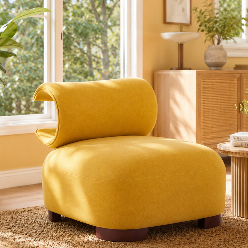 Chaise d'appoint rembourrée jaune avec dossier roulé, siège à profil bas et pieds en bois massif, Yellow