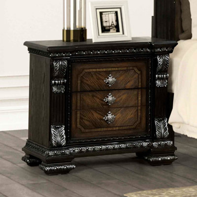Table de chevet traditionnelle à 3 tiroirs, structure en pin et bois d'ingénierie, moulures ornementales, glissières à roulement à billes, détails argentés brossés, plateau doublé de feutre, 76 cm de large, 48 cm de profondeur, 72 cm de hauteur (chambre)