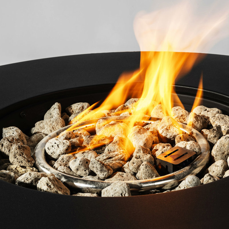 La table de feu en acier 32 pouces avec des pierres de lave, créant une ambiance chaleureuse à l'extérieur des écrans ronds, permet une utilisation à l'extérieur