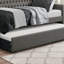 Canapé-lit rembourré en tissu gris foncé de conception moderne avec couchette, capitonnage et garniture cloutée pour un confort et un style polyvalents