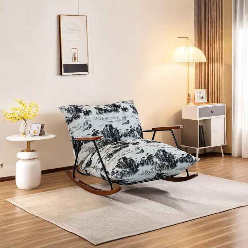Chaise vintage en tissu avec accoudoirs en bois