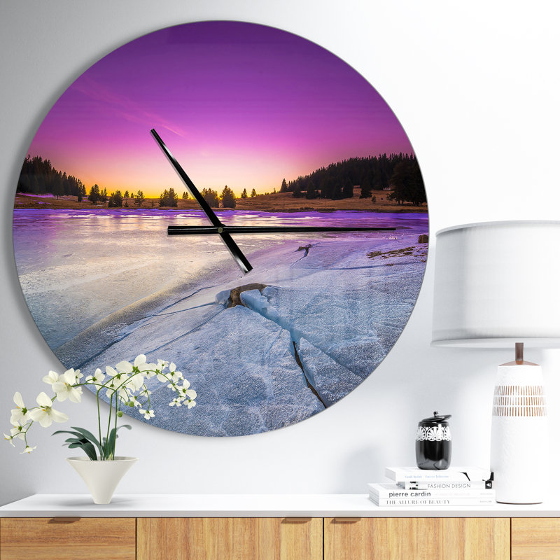 Lever du soleil sur le lac gelé - horloge murale moderne, Moyen