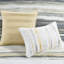 Courtepointe jaune très grand / très grand avec 6 pièces. Conception d'aquarelle sereine pour une chambre à coucher relaxante. Microfibre confortable et pièce de coussin imprimée très grand. Thème et décoration élégante-121405814-121405815