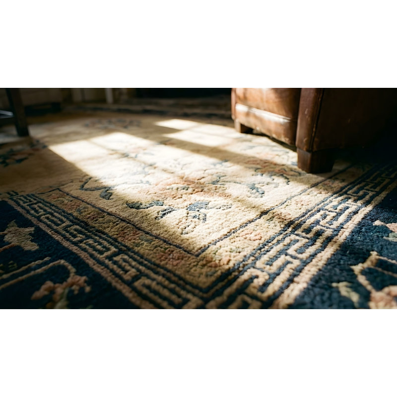 Joli motif floral dans un tapis chinois antique à fond beige