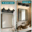 Luminaire de meuble-lavabo moderne à 3 lumières avec une conception carrée et une grande plaque arrière rectangulaire, applique murale noire pour miroir de meuble-lavabo, chambre à coucher ou salon
