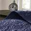 Couvre-lit réversible bleu marine - La conception matelassée classique pour le rembourrage élégant en coton prélavé comprend deux taies décoratives qui s'adaptent au matelas à haute profondeur dans le lit.