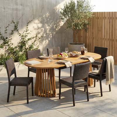 Ensemble de salle à manger en bois d'acacia avec chaises en rotin et table piédestal Larry