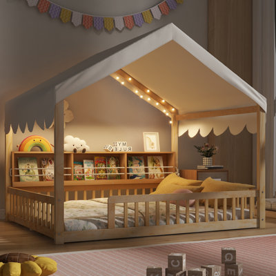 Lit double pleine grandeur en forme de maison avec lumière DEL, rideaux, clôture et 3 bibliothèques de rangement, naturel et beige
