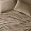 Drap-housse 3 pièces dans un abat-jour taupe - 100%, ultra doux et riche en confort, comprend une taie d'oreiller plate, des draps-housses, peut accueillir un matelas jusqu'à 16 po, lavable à la machine pour un environnement de sommeil confortable, brossé les deux