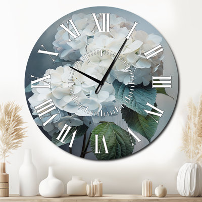 Horloge murale blanche avec hortensias blancs