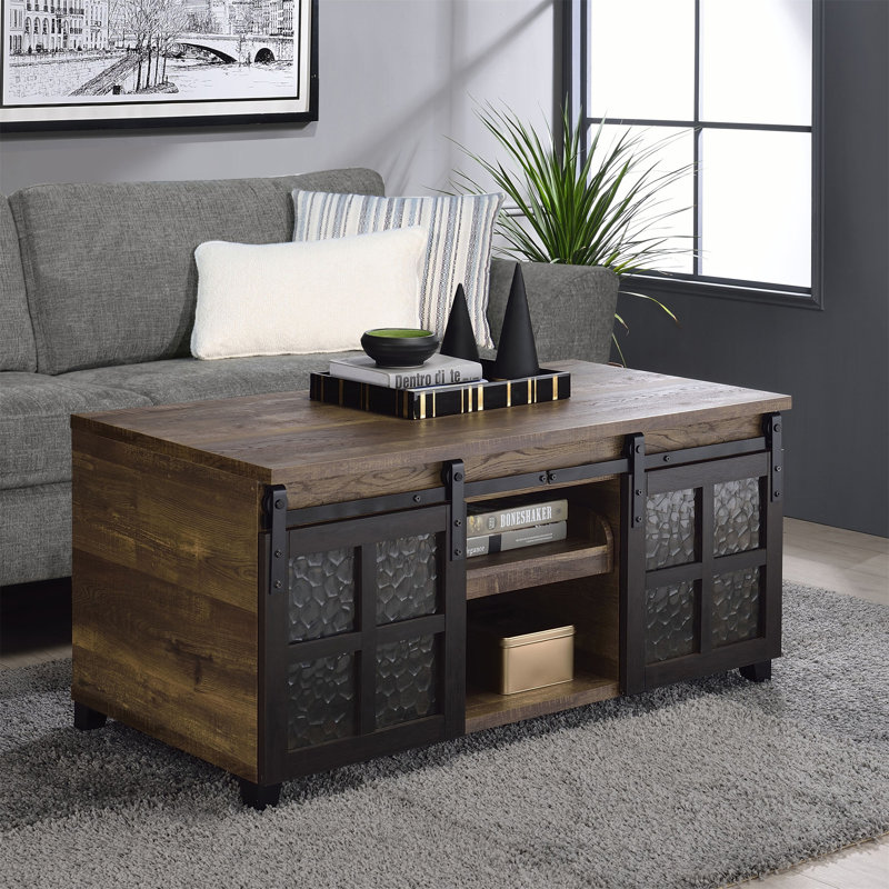 Table basse rustique en chêne et noir avec portes coulissantes, parfaite pour un décor de maison de campagne moderne et un rangement supplémentaire.