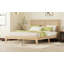 Structure de lit grand format en bois massif avec tête de lit en rotin, fabrication en bois d'hévéa, pieds de soutien, mobilier de chambre robuste, naturel