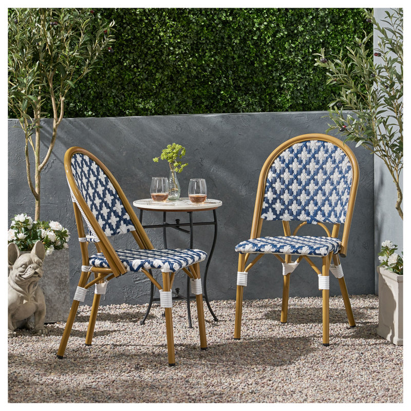 Ensemble de 2 chaises bistro French, structure en aluminium blanc et bleu marine avec tissage en rotin de polyéthylène, terrasse