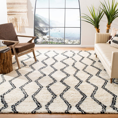 Wachapreague Kenya Hand Woven Wool Geometric Rug