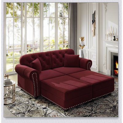 Canapé Chesterfield moderne du milieu du siècle, 160 cm (63 pouces) de hauteur, en velours capitonné avec garniture cloutée et accoudoirs roulés. Comprend 2 coussins.