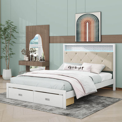 Un lit plateforme en bois avec une tête de lit tapissier, un éclairage à DEL intégré et deux tiroirs de rangement