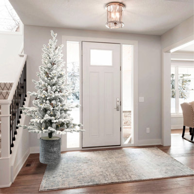 Arbre de Noël 4,5 pi avec base en pot, 150 lumières DEL blanc chaud, 720 pointes, branches en PE + PVC avec 19 pommes de pin