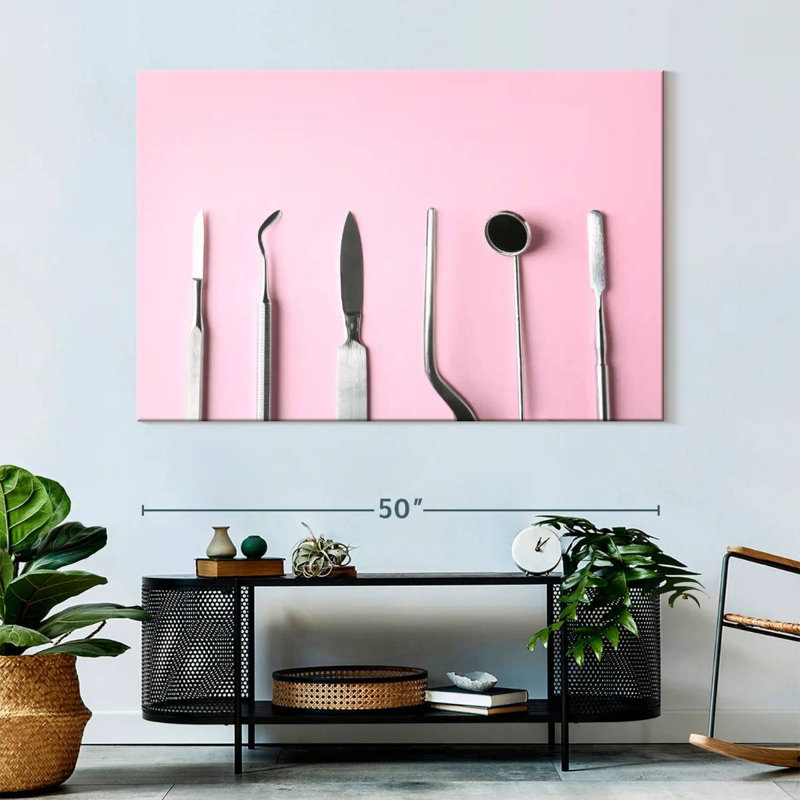 Outils dentaires sur fond rose, H 34 po x l 51 po