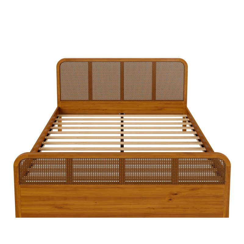 Lit plateforme en rotin de style milieu du siècle avec tête et pied de lit en canne et cadre en bois massif