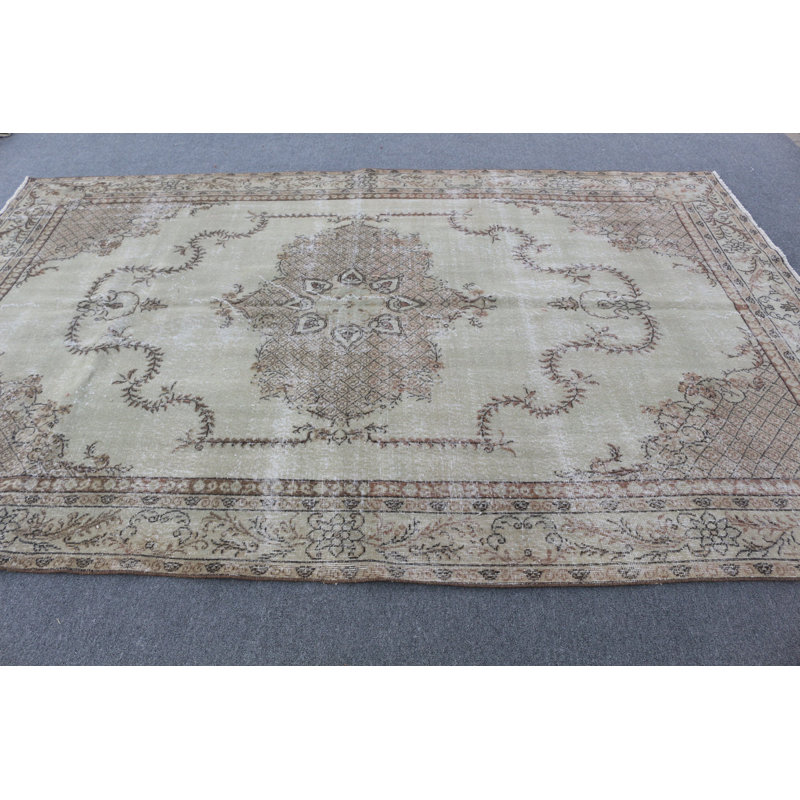 Le grand tapis turc apporte une élégance rétro à votre espace extérieur ou à votre décor de chambre à coucher bohémien