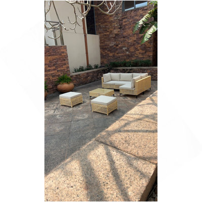 Table basse d'extérieur avec plateau en verre trempé, table de patio en osier tissé à la main avec structure en métal, table basse en rotin toutes saisons pour meubles de patio, balcon, cour ou jardin