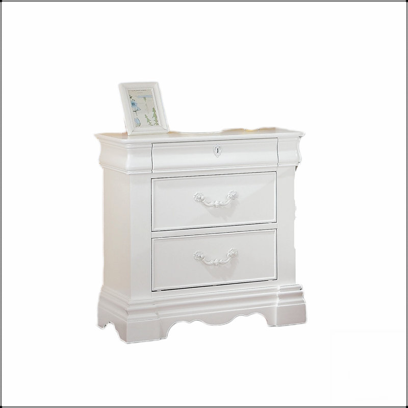 Élégante table de chevet avec 3 tiroirs, compartiment caché et fabrication durable pour un rangement et une sécurité accrus.