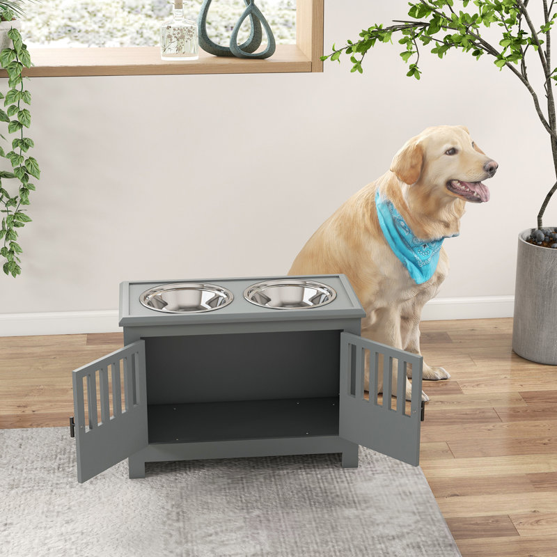 Station grise surélevée grise pour chien avec de l'espace