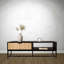 Meuble télé moderne avec détails en bois naturel et double rangement