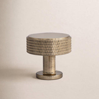 Kent Knurled Round Knob