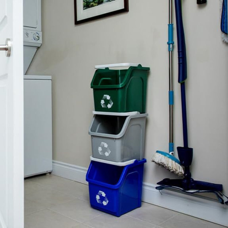 Système de recyclage multi-bacs Sturdy Essentials avec trois bacs de recyclage empilables de 6 gallons pour construire votre centre de recyclage pour les bureaux, la cuisine, les garages et les entreprises