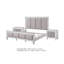 Ensemble de chambre à coucher King, design rembourré, gris et blanc, 3 pièces avec 2 tables de chevet-136170519