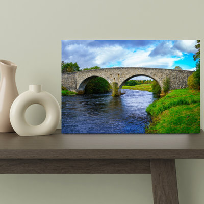 Pont de pierre à travers la rivière Cassley, pont Cassley, Rosehall, Sutherland, Highlands, Écosse, art contemporain abstrait, art mural